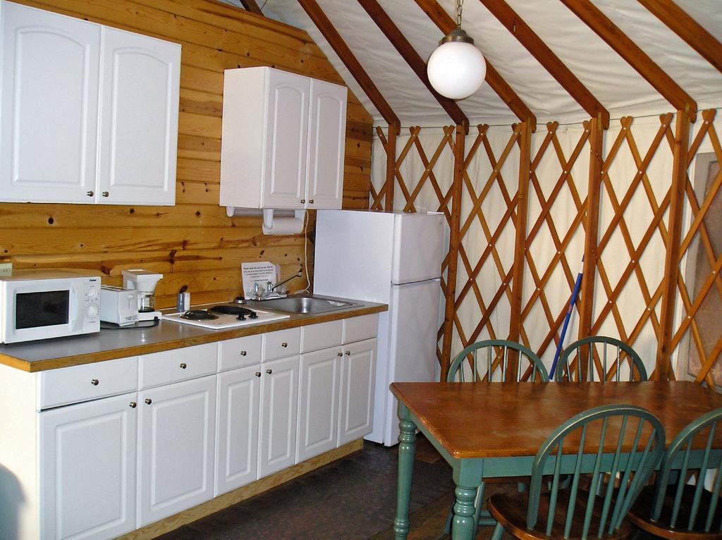Yosemite Lakes Hillside Yurt 1 * Harden Flat